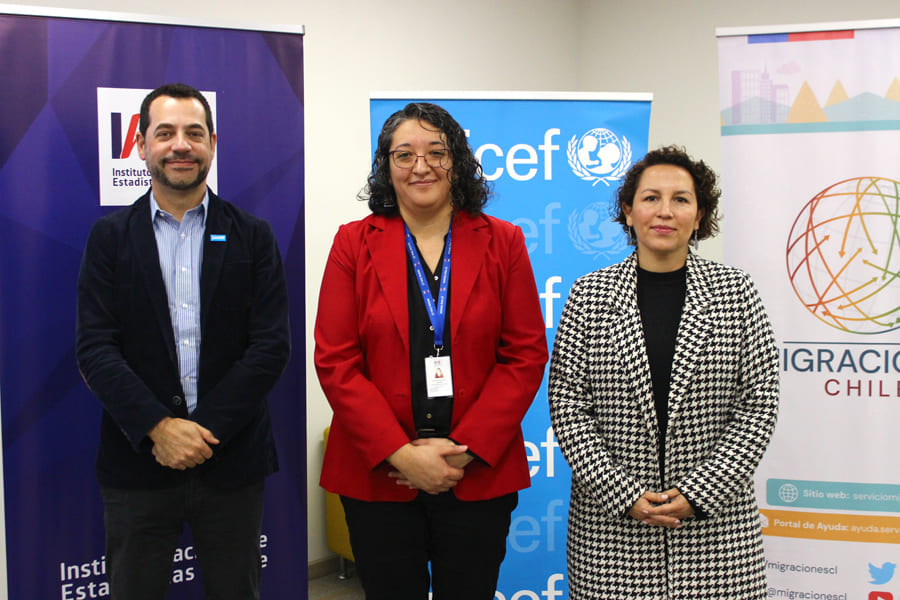 Glayson Dos Santos, representante adjunto de UNICEF Chile; la directora subrogante del INE, Daniela Moraga Farías; y la subdirectora del SERMIG, Carolina Ocampo en presentación del informe.