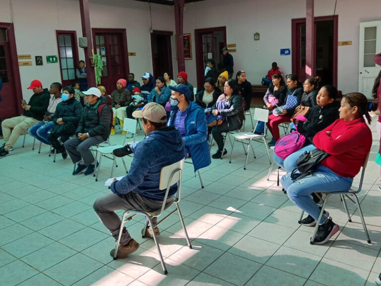 Personas migrantes participando de charla sobre empadronamiento biométrico en la Región de Atacama