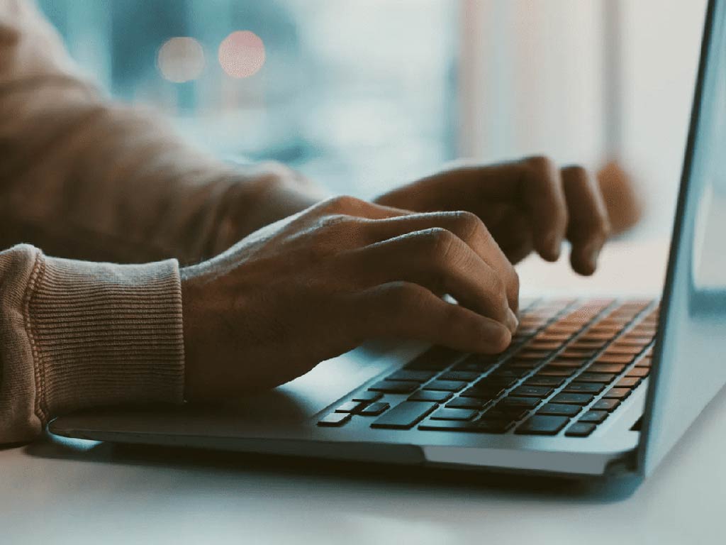 Persona escribiendo en computador