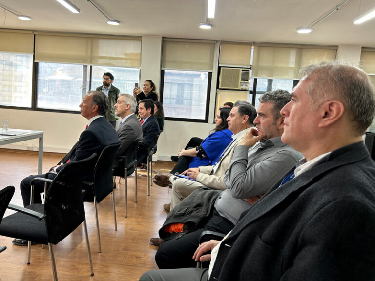 Participantes de ceremonia de adhesión de la ASOEX al Compromiso Migrante.