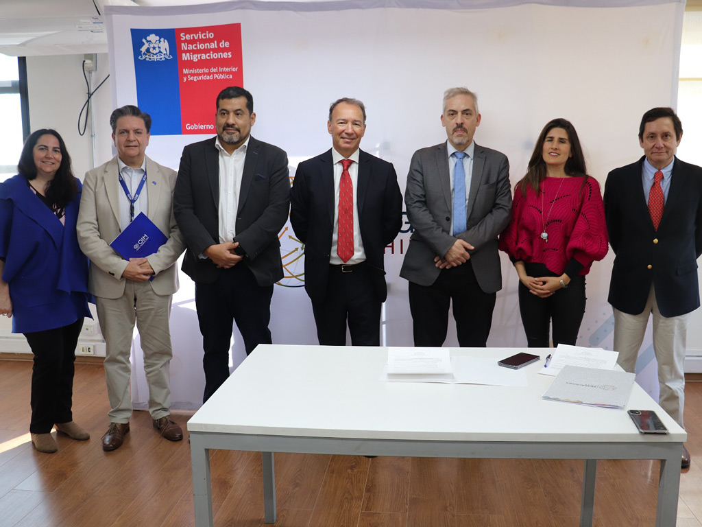 Autoridades de ASOEX y SERMIG, en firma de adhesión de Compromiso Migrante.