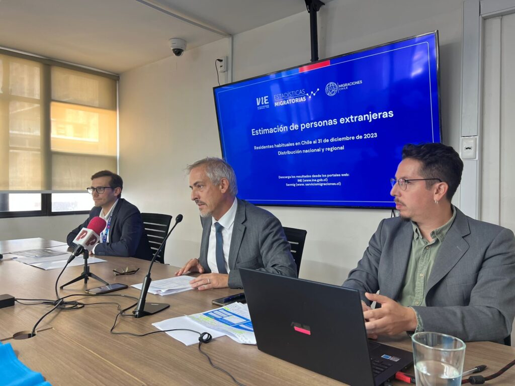 Director Nacional de SERMIG presentando la estimación de personas extranjeras residentes en Chile, 2023.