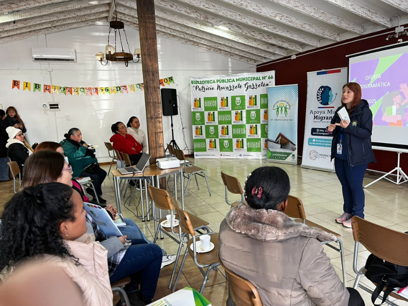 Expositora de la comuna de Quillón presenta ante mujeres migrantes.