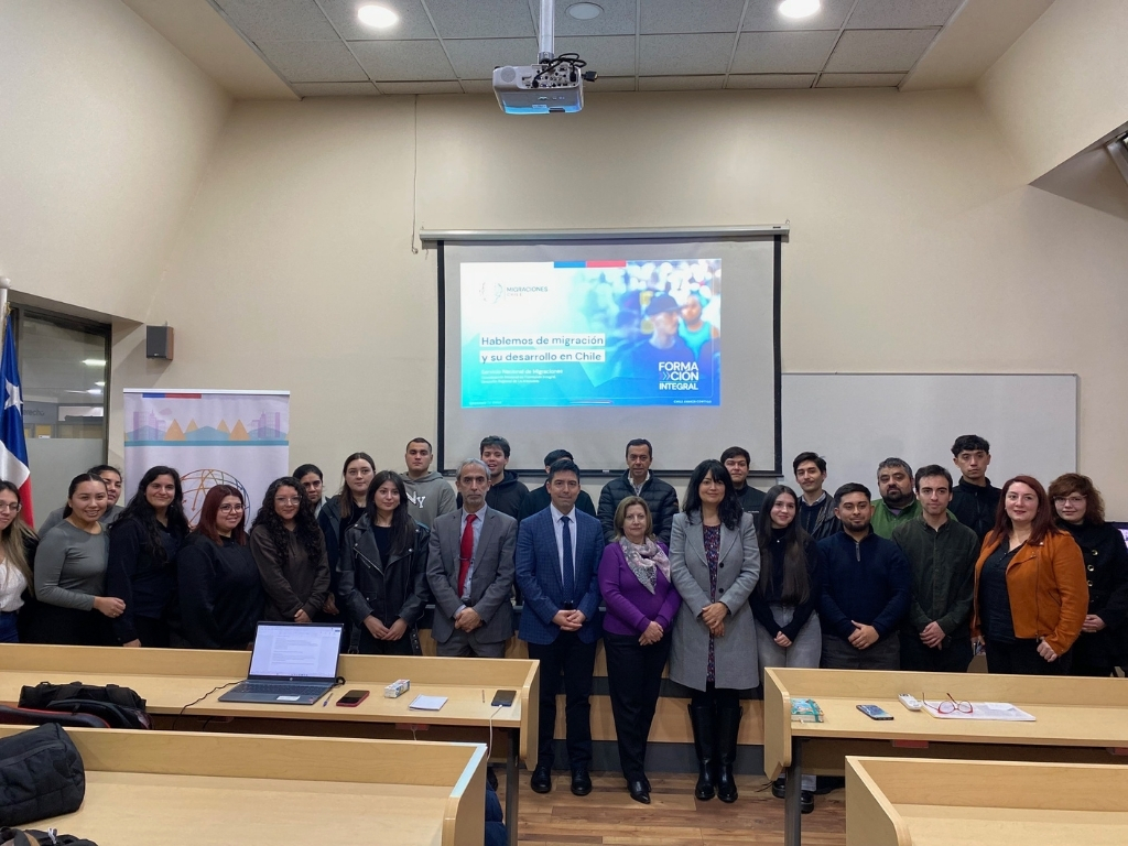 Estudiantes de la Universidad Autónoma y autoridades SERMIG al finalizar la capacitación.