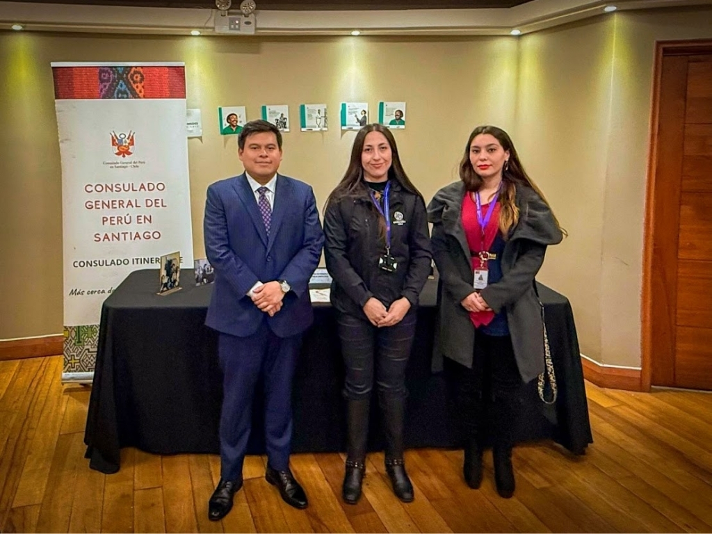 Funcionarios de Consulado de Perú y SERMIG Araucanía.