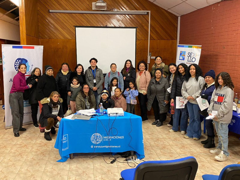 Personas migrantes reunidas al finalizar charla