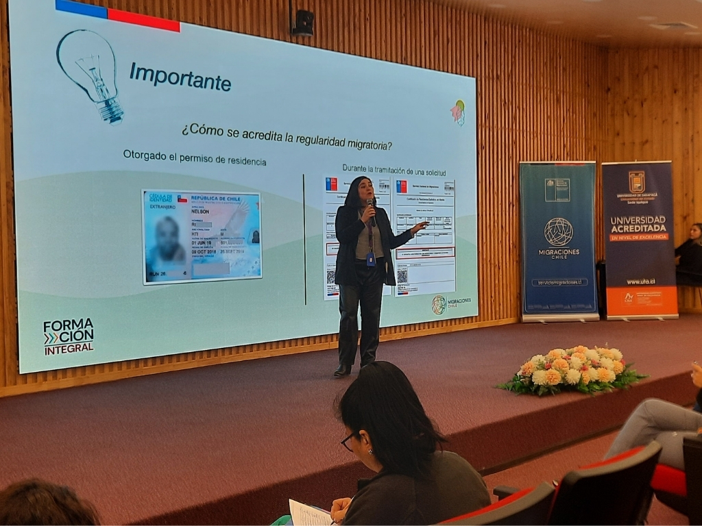 Directora regional dicta charla en escenario.