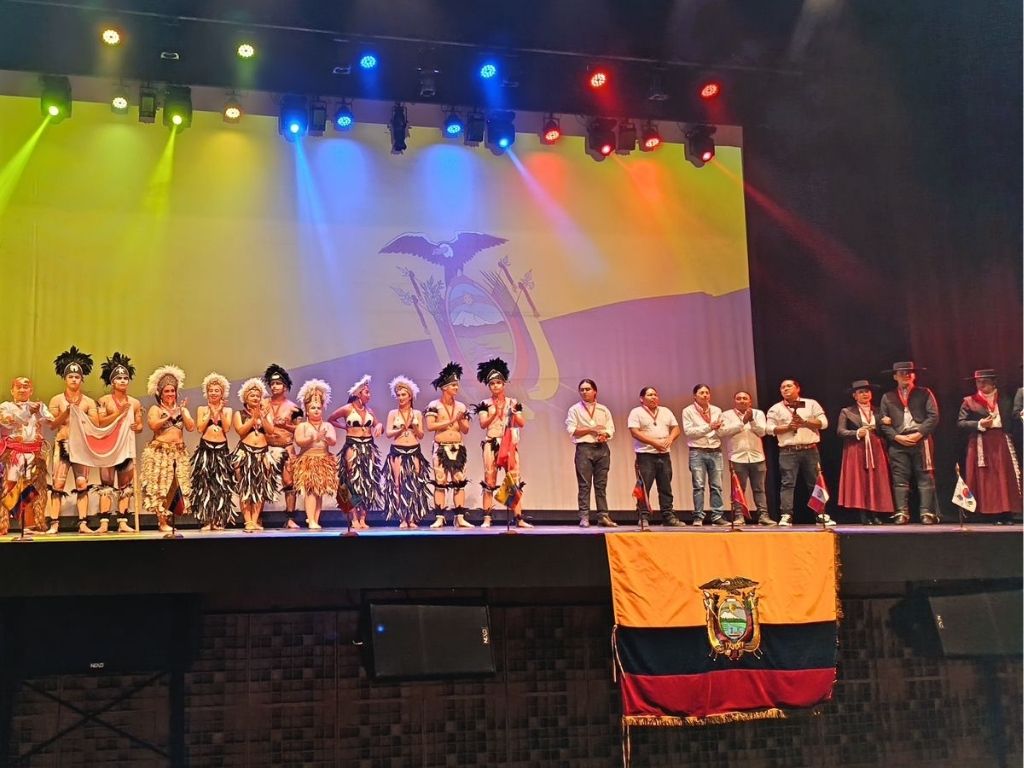 Bailarines y representantes culturales