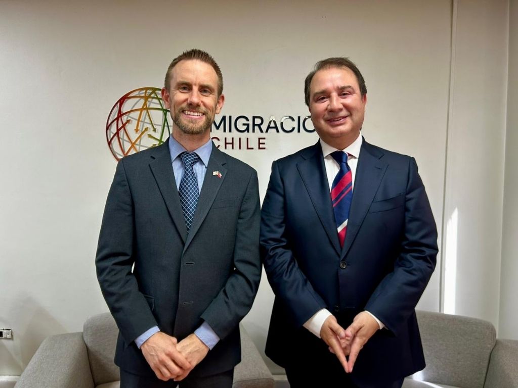 El Director de Migraciones (Sermig) Frank Sauerbaum y Chas Culverwell, Unidad Política de la Embajada de los Estados Unidos en Chile.