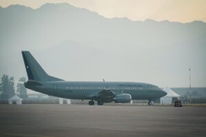 Avión de la Fuerza Aérea de Chile en pista de despegue.
