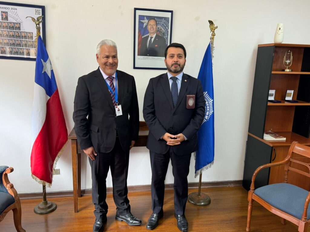 Imagen del Prefecto junto al Director Regional