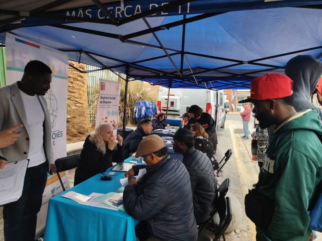 Funcionarios del Sermig de Valparaíso, atendiendo a público en la feria de información en Quintero