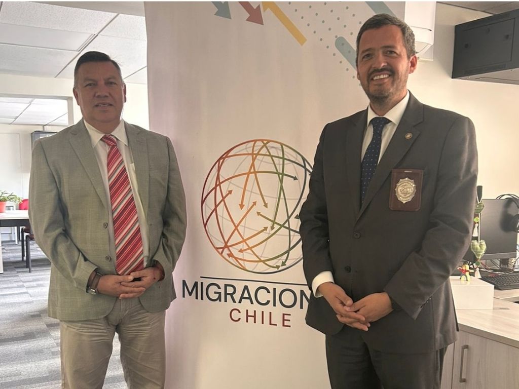 Imagen del Director Regional de Arica junto con el Comisario Rubén Ugarte