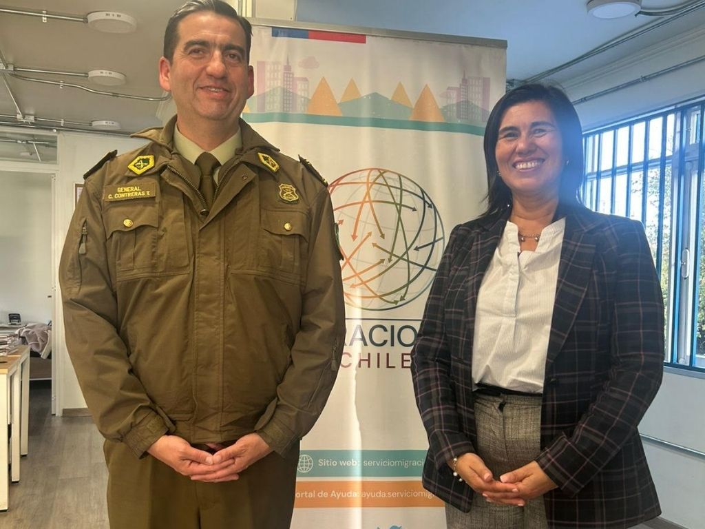 Foto de la Directora Regional junto al General de la zona