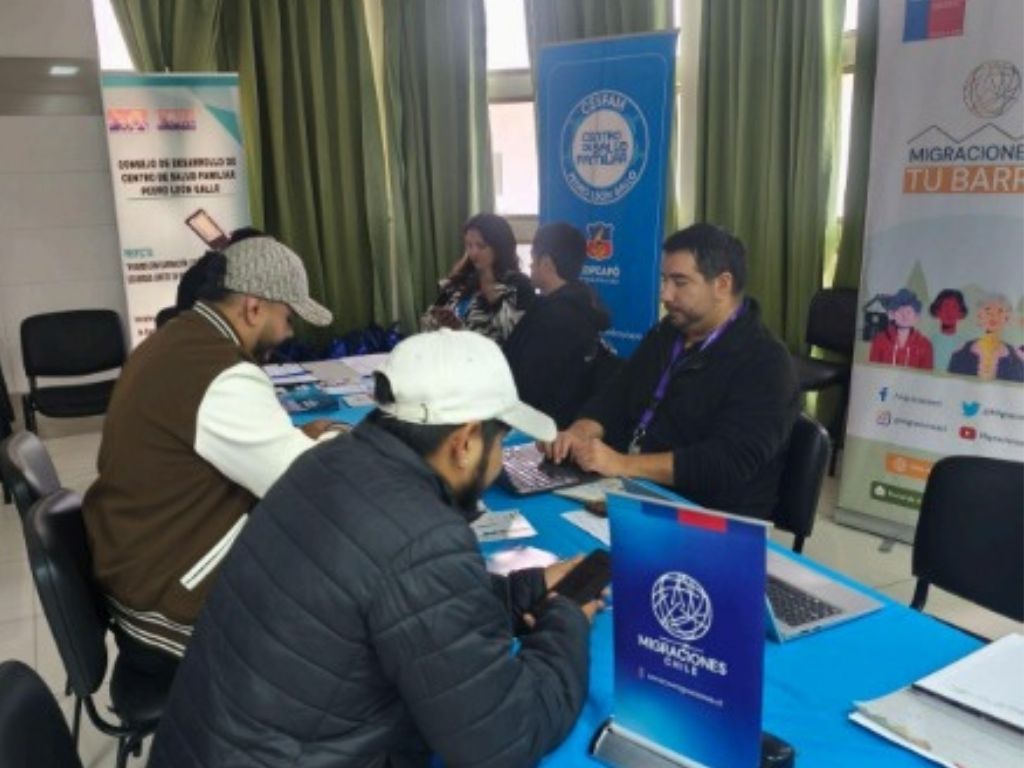 Migrantes siendo atendidos en operativo en Copiapó