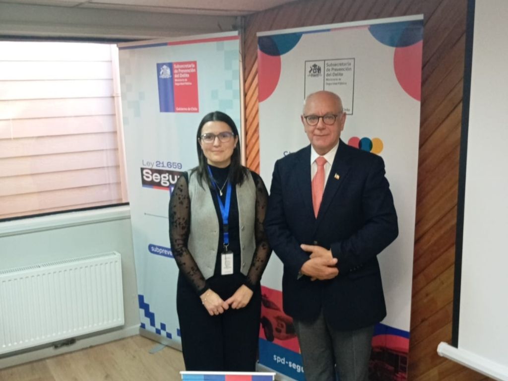 La directora regional de Aysen de migraciones junto al seremi de seguridad