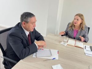 Directora y Sermig conversan en la mesa de trabajo