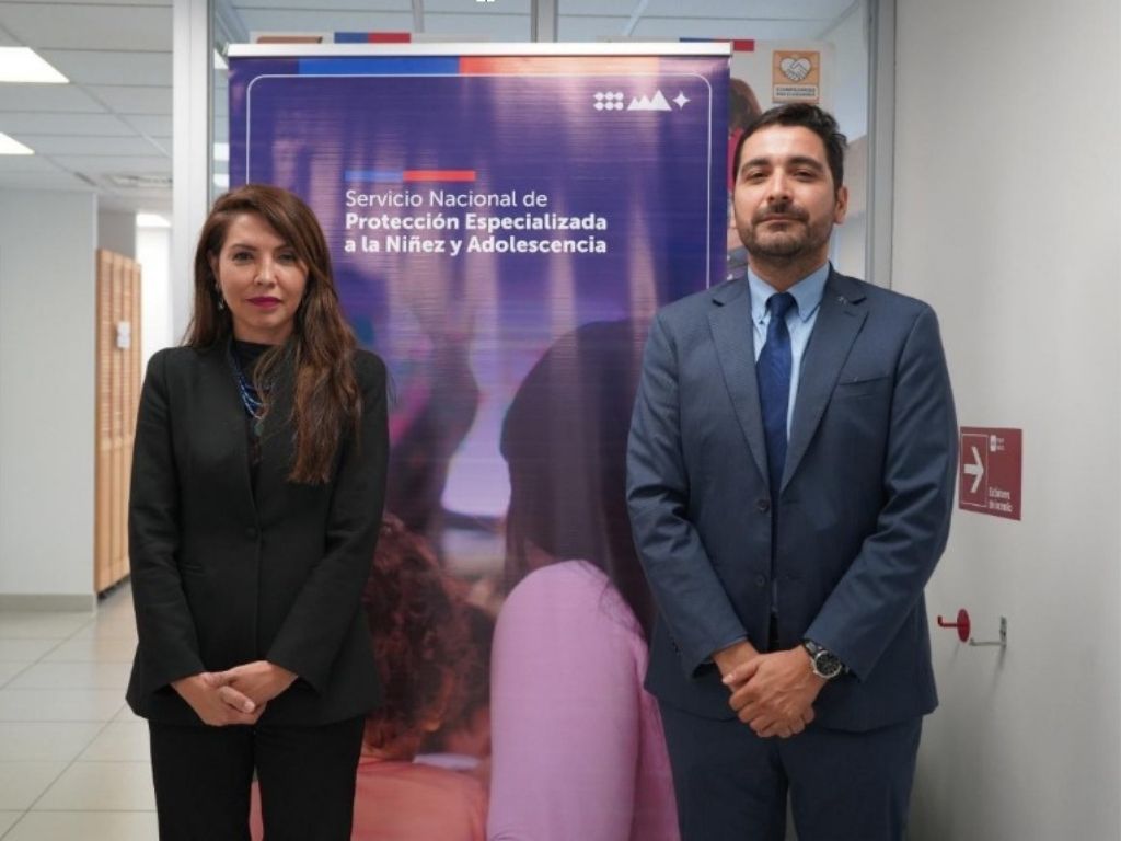 imagen protocolar entre el Director Regional Sermig y de Mejor Niñez