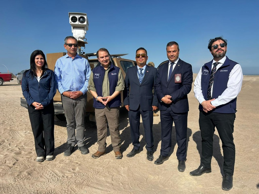 En Arica, específicamente en Colchane, se ve en la imagen a la seremi de gobierno, comisionado presidencial, Director Nacional, policías y director regional