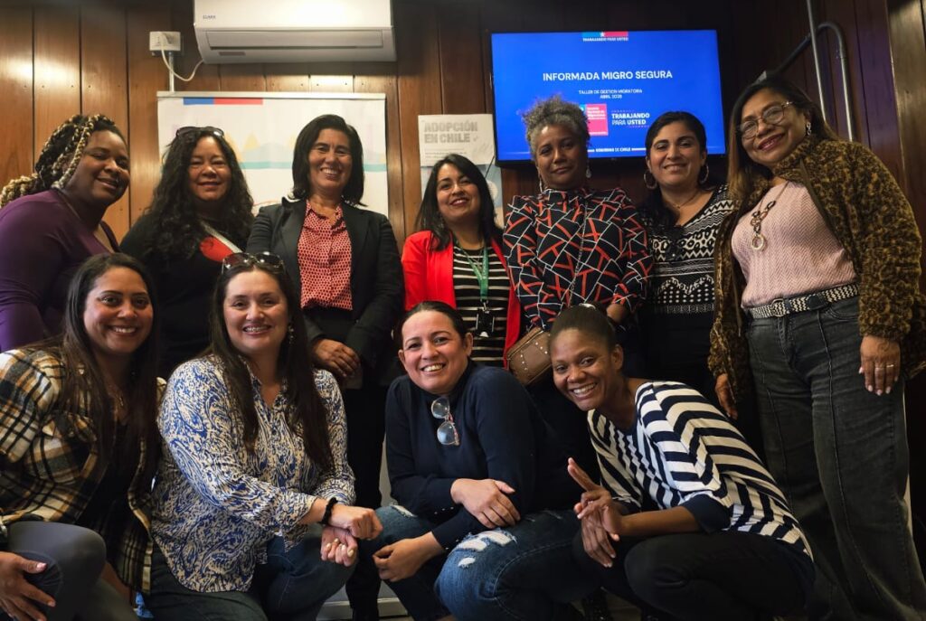 Grupo de mujeres migrantes posando luego de asisitr al porgrama Apoya Mujer Migrante