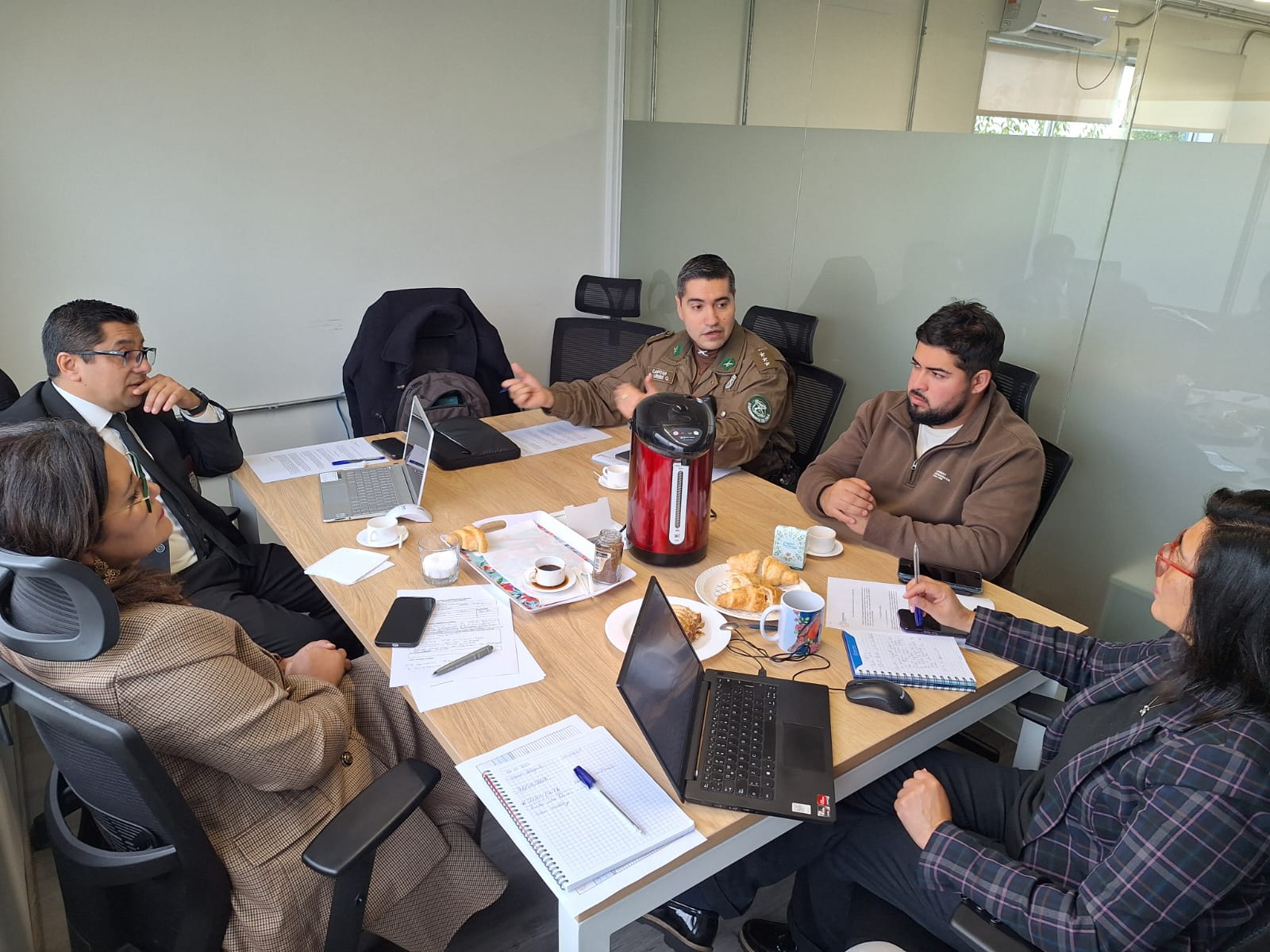 Imagen de conversación en la mesa de trabajo