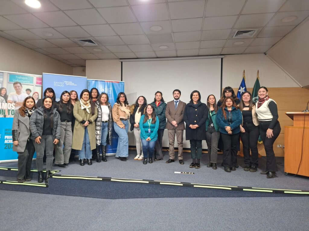 Grupo mujeres que participaron en capacitación de mujeres migrantes