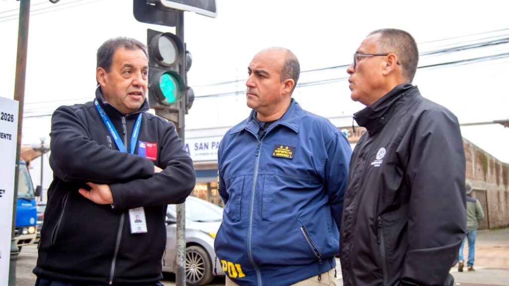 Director Regional de Migraciones, Director del Trabajo y PDI en fiscalización, conversando en calles de Región del Maule.