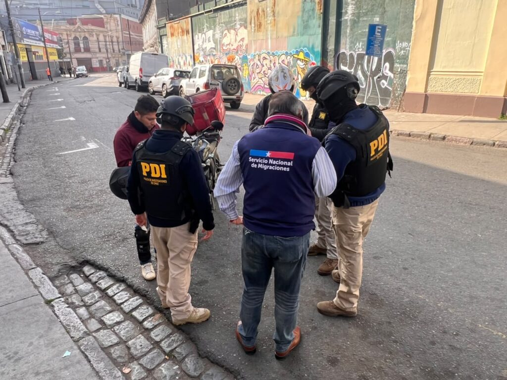 director regional junto a PDI realizando fiscalización a extranjeros a las afueras del Congreso Nacional.