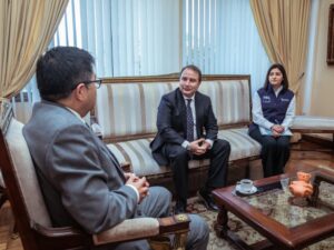Imagen en reunión el delegado presidencial y la directora regional del sermig