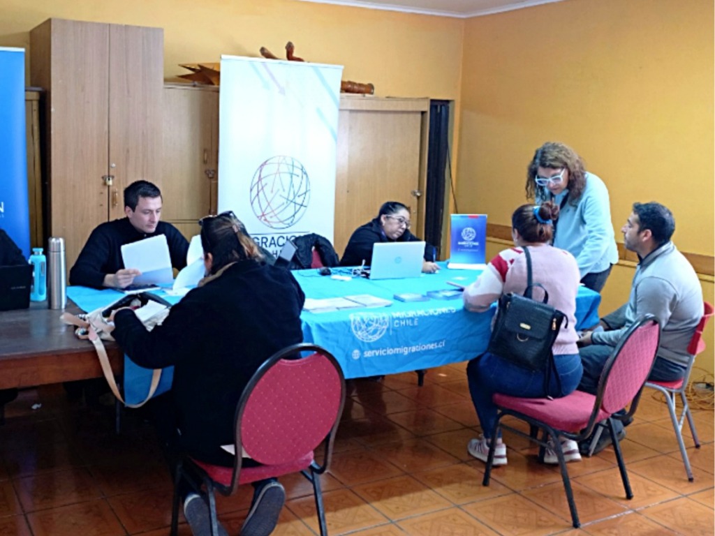 Personas del Sermig atienden a usuarios de Constitución