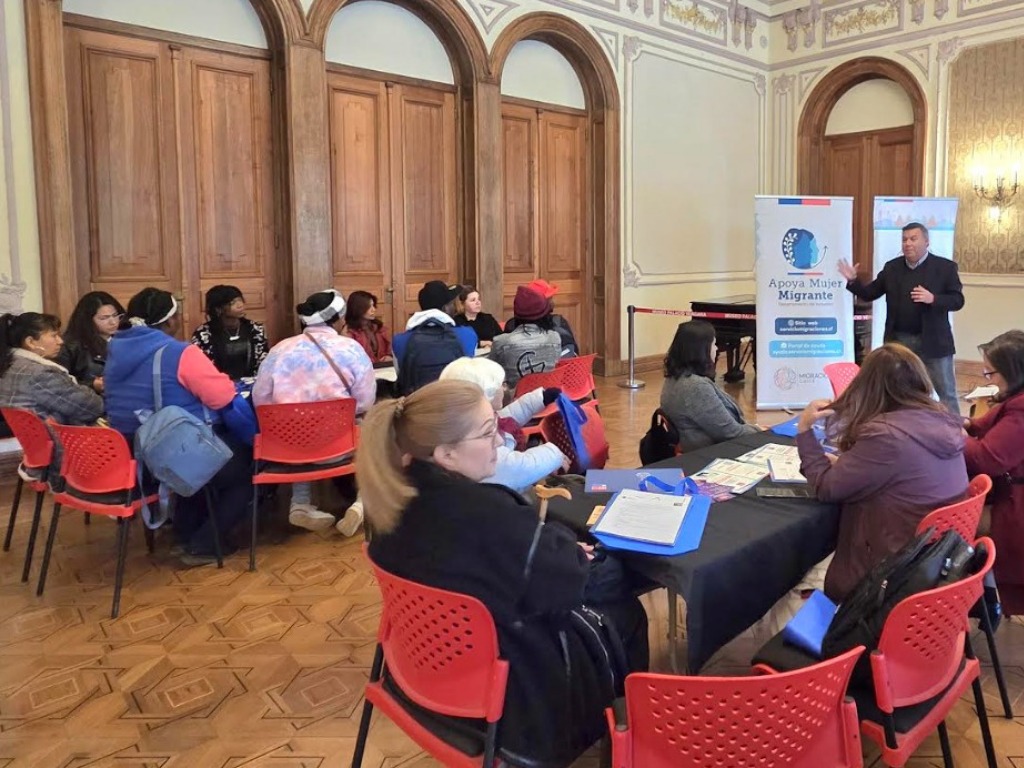 migrantes escuchan la exposición de funcionario del sermig en viña del mar