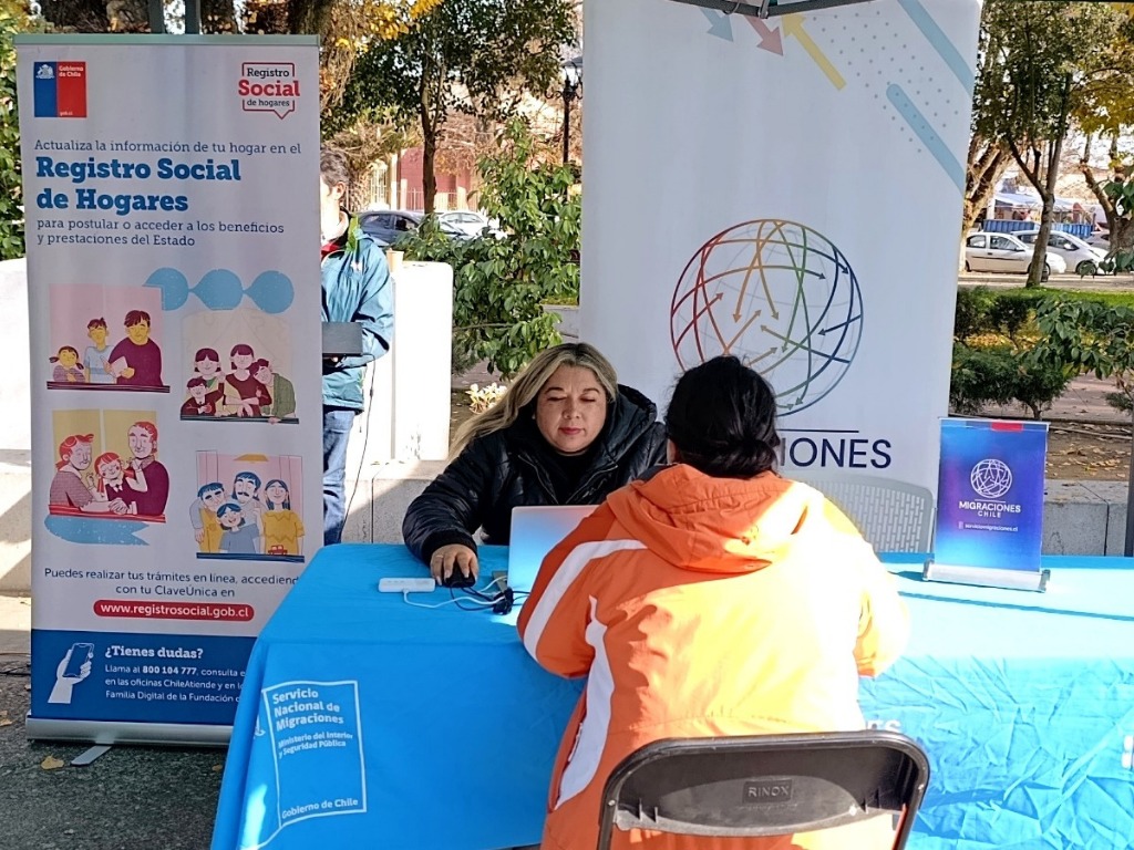 Personal del Sermig atiende a migrante en Longaví