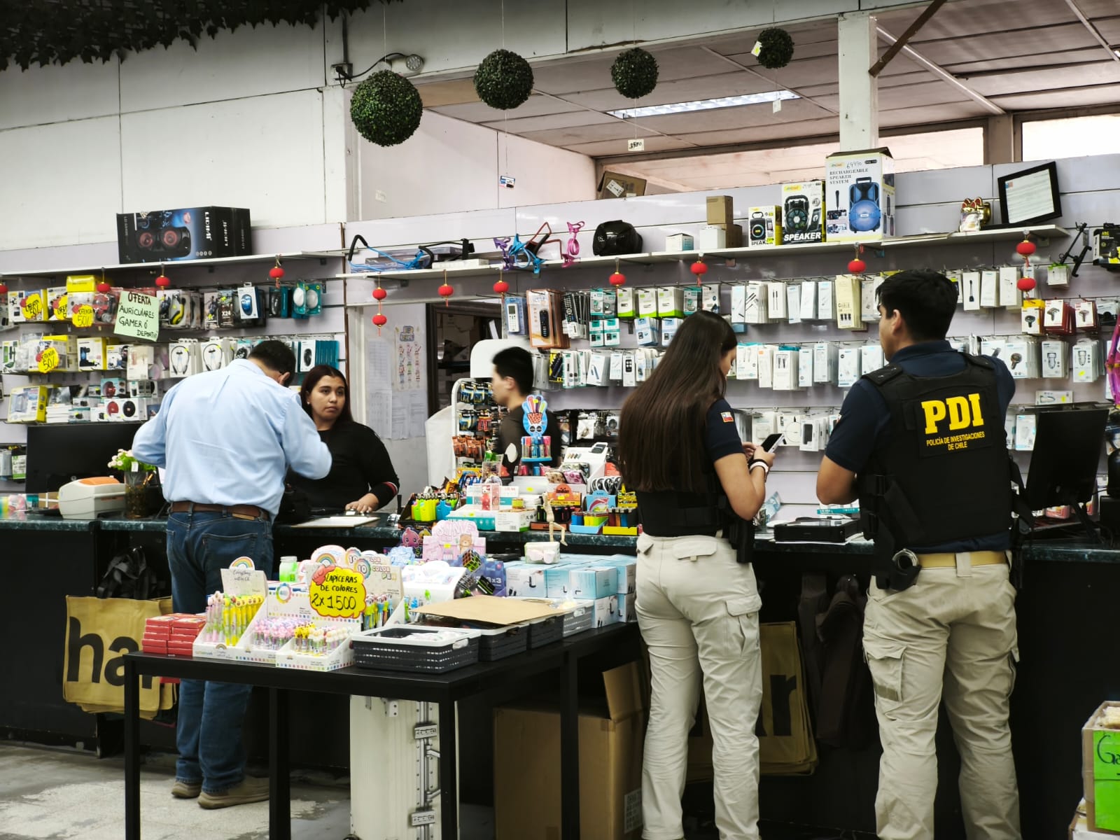 Agentes de la PDI fiscalizan un mall chino en Arica