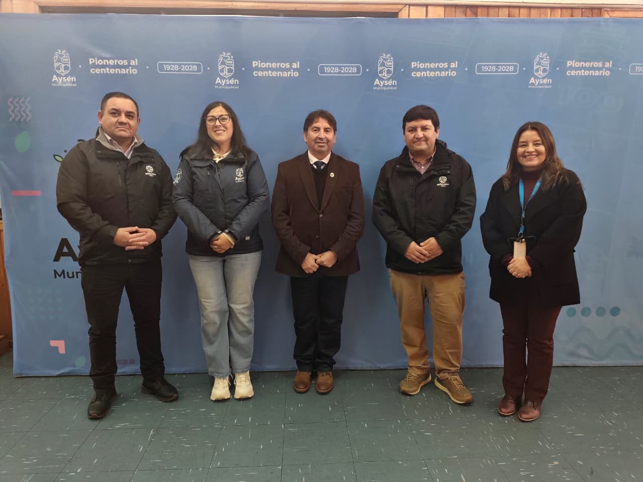 Imagen protocolar entre autoridades del SERMIG Aysén y el alcalde de la comuna