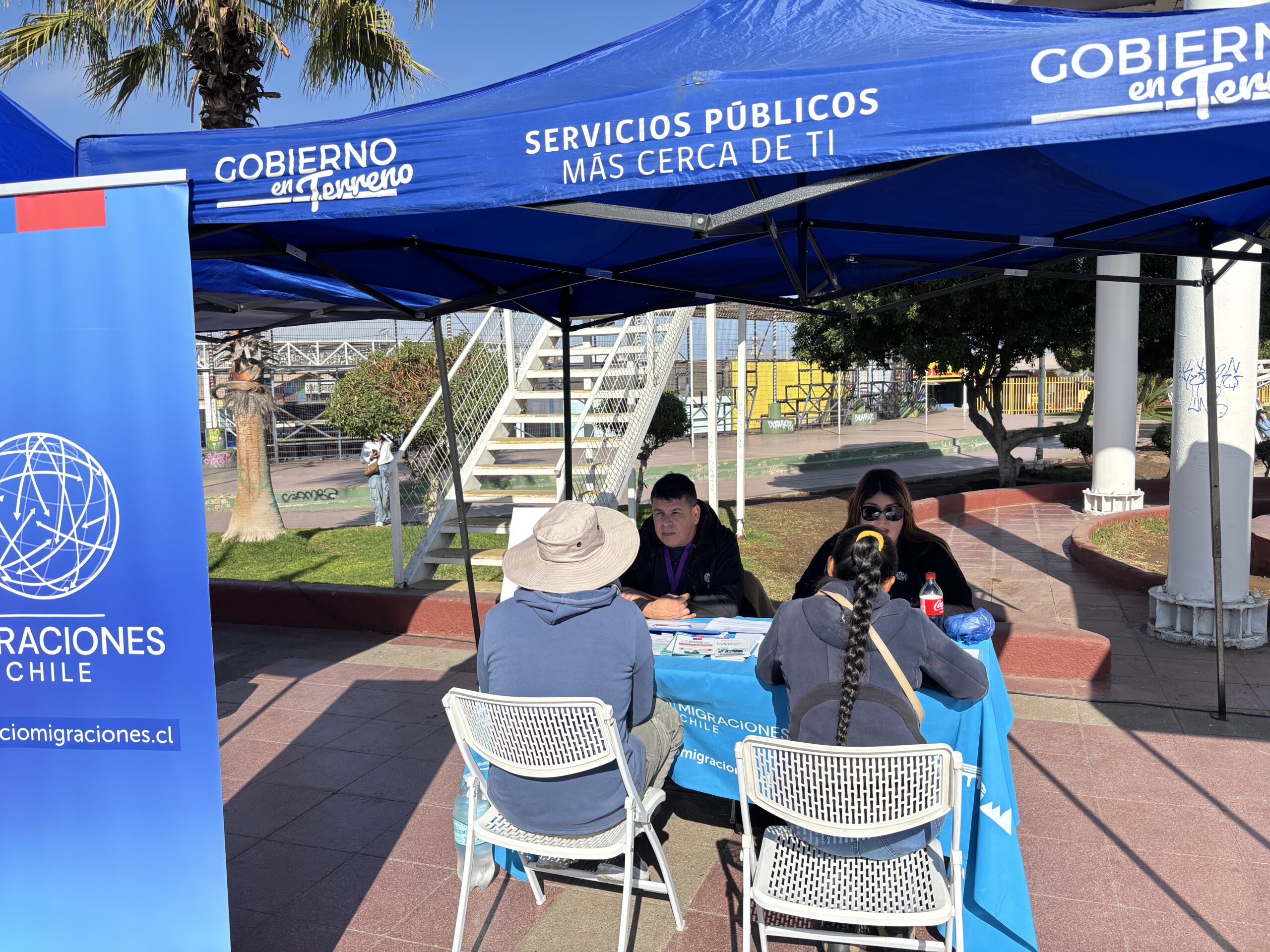 Personal del SERMIG entrega orientación migratoria a personas de Alto Hospicio