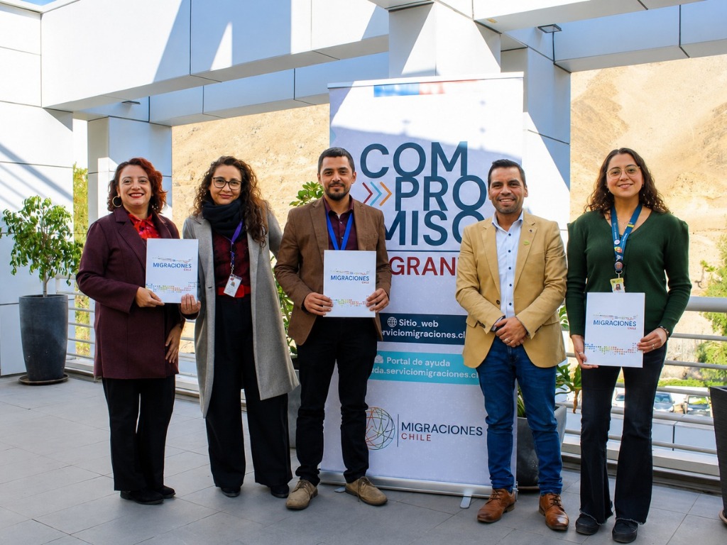 Imagen protocolar de autoridades de la universidad y Sermig ante el compromiso migrante en Atacama