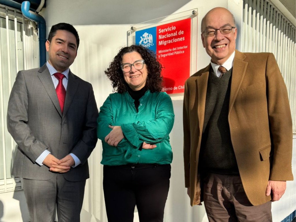 Imagen protocolar entre autoridades del SERMIG La Araucanía y la CAJ