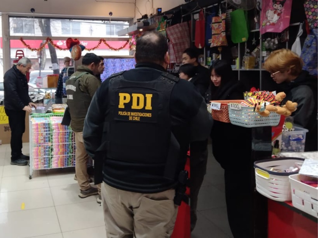 Fiscalización dentro de un mall chino en Parral