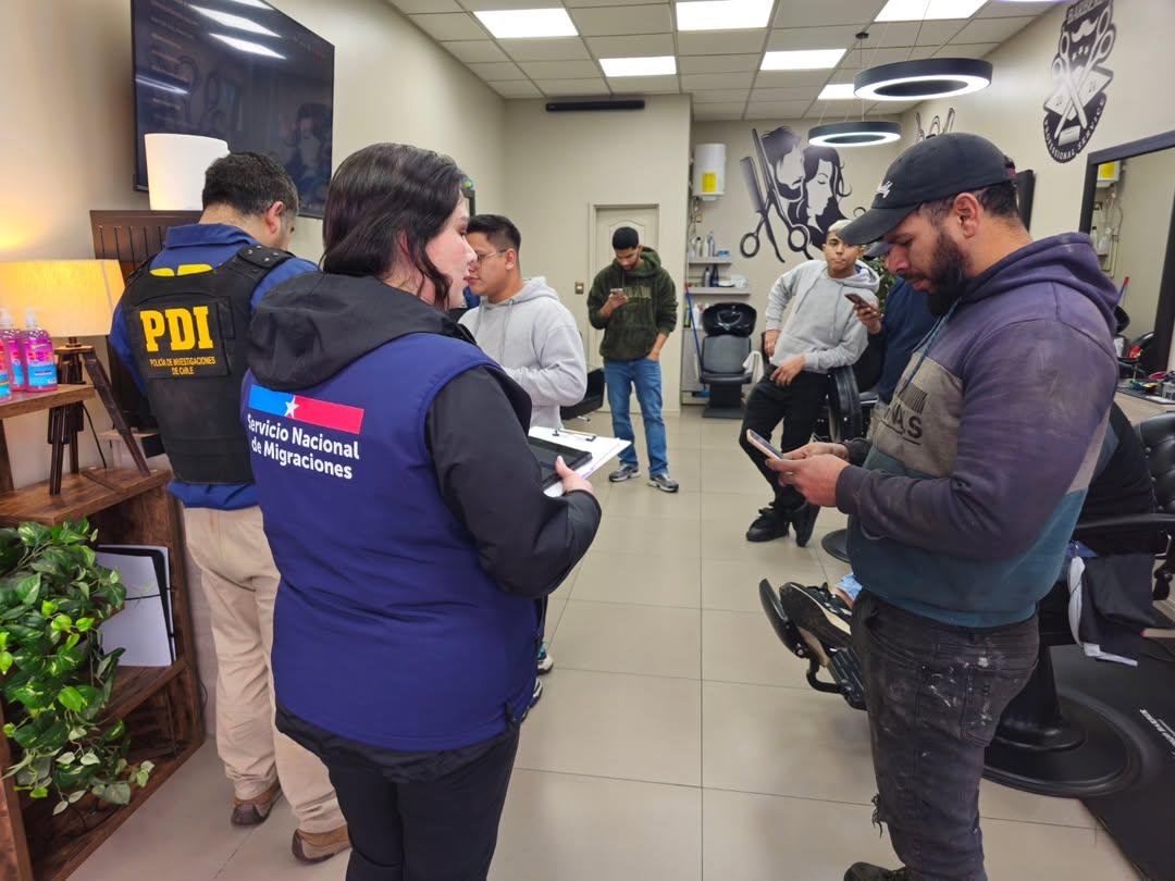 En sector Alerce de Puerto Montt, autoridades fiscalizan una barbería