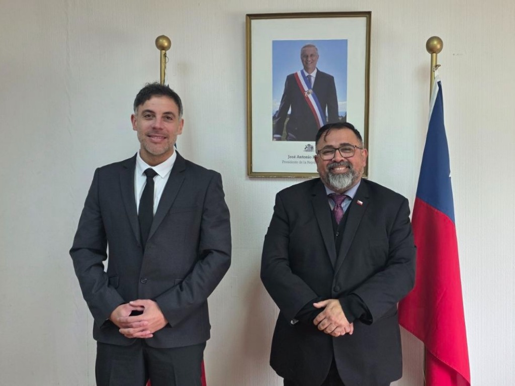 Foto protocolar entre el delegado presidencial de Coquimbo y el Director S del SERMIG en la reunión de orientación del plan de abandono voluntario