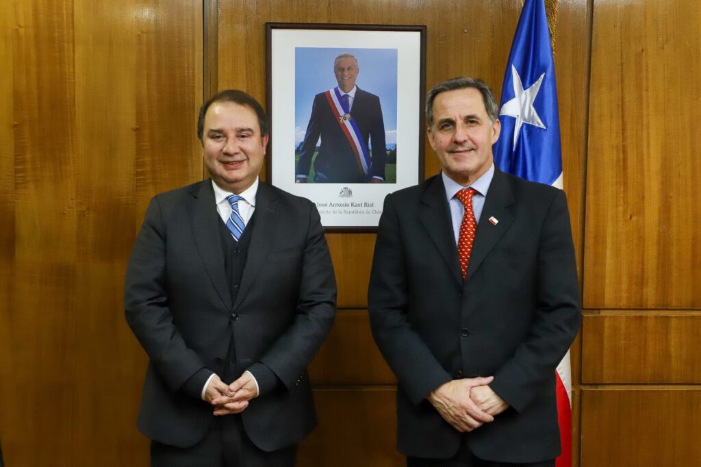 Imagen protocolar de autoridades por tema visa temporeros