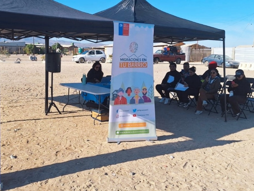 Personas migrantes siendo atendidas en el operativo desarrollado en Caldera