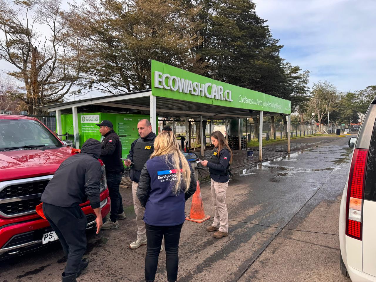 Fiscalizan a personas migrantes en mall Easton de Temuco