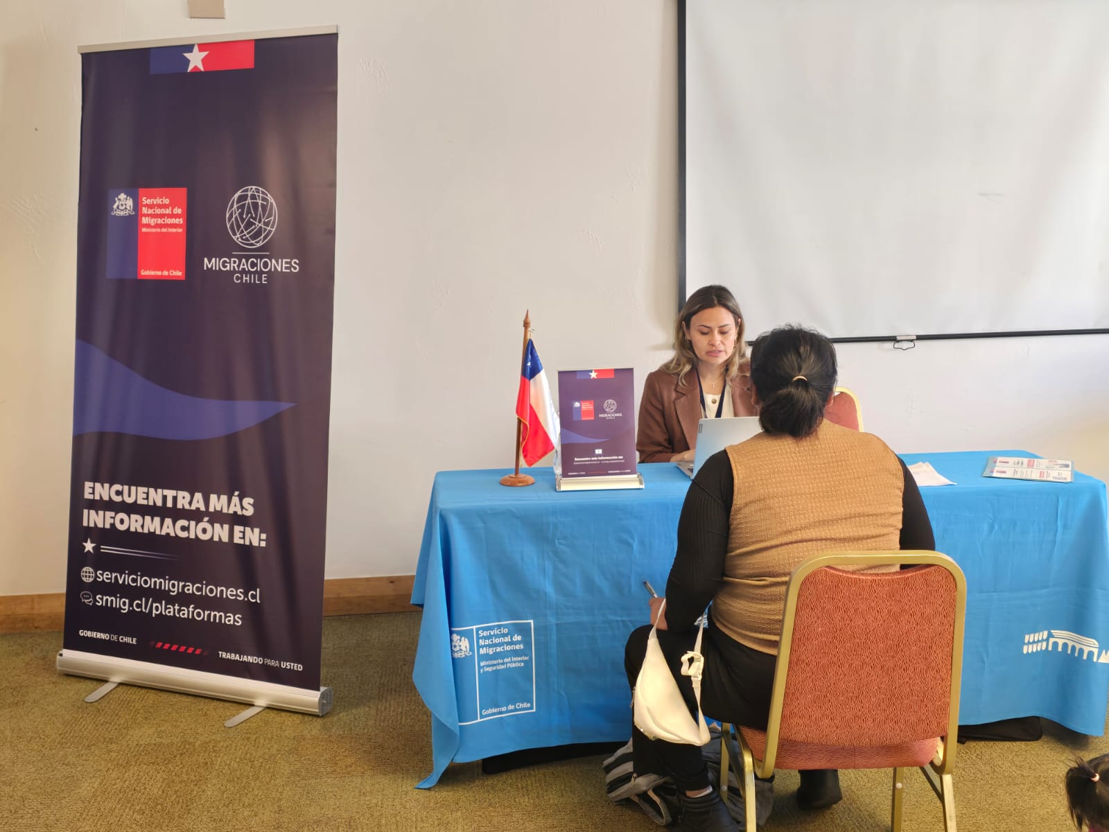 Operativo de orientación migratoria en Valparaíso junto al consulado de Perú